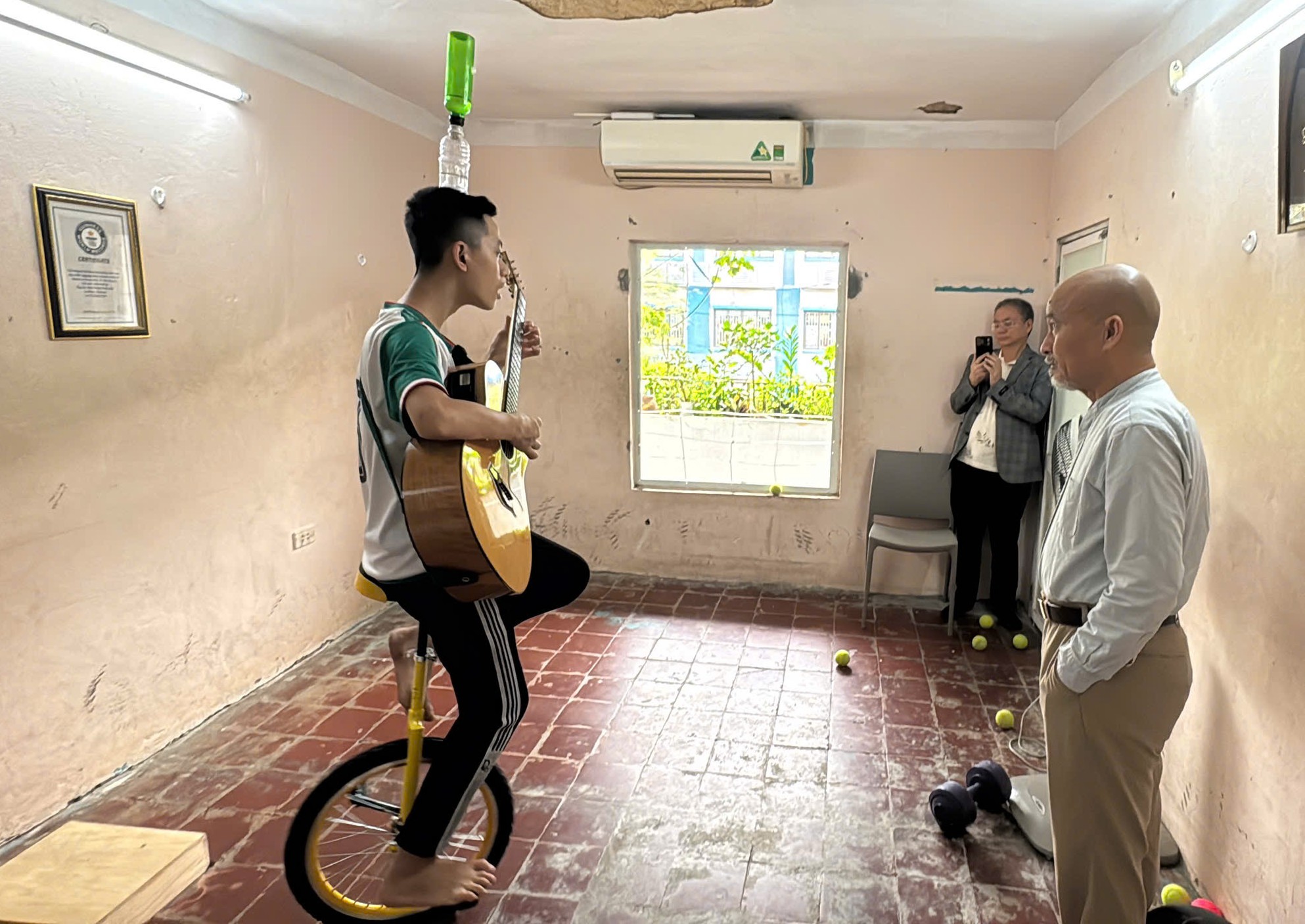 Tham t&aacute;n Đại sứ qu&aacute;n Ấn Độ tới thăm & tặng qu&agrave; c&aacute;c bạn trẻ tự kỷ Trung t&acirc;m T&acirc;m Việt