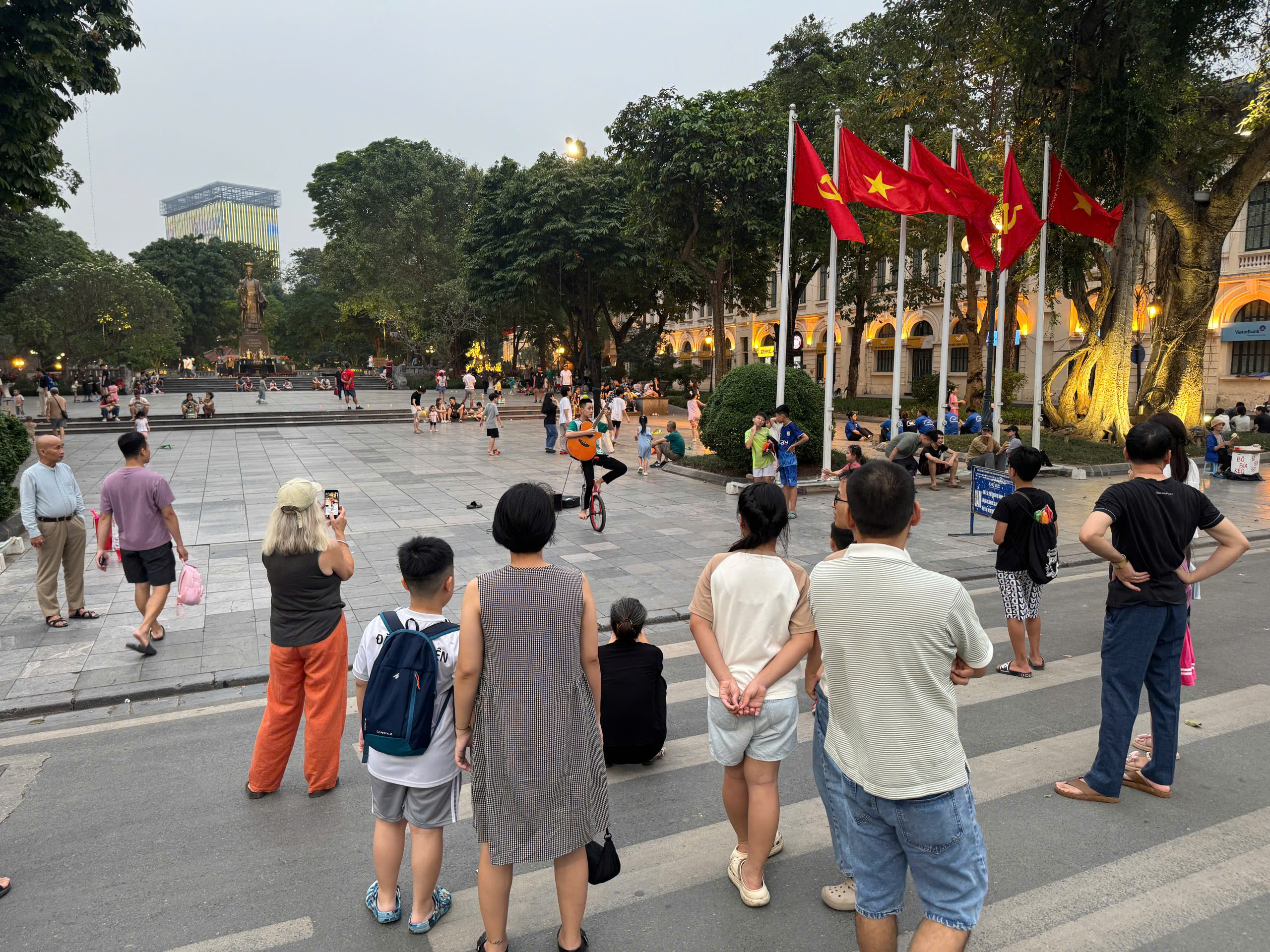 Tham t&aacute;n Đại sứ qu&aacute;n Ấn Độ tới thăm & tặng qu&agrave; c&aacute;c bạn trẻ tự kỷ Trung t&acirc;m T&acirc;m Việt