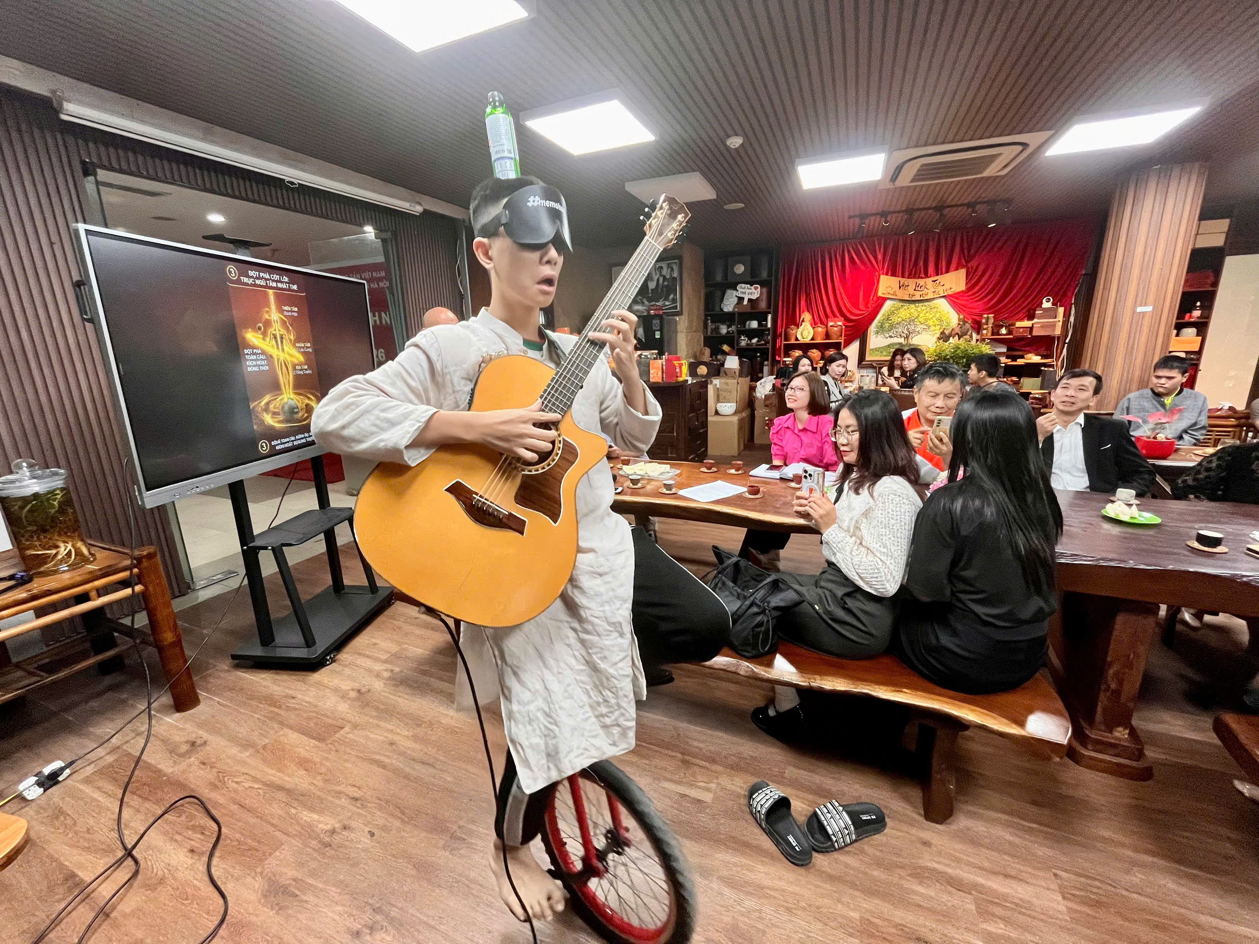 NH&Agrave; L&Atilde;NH ĐẠO NĂNG LƯỢNG LƯỢNG TỬ VĨ M&Ocirc;: