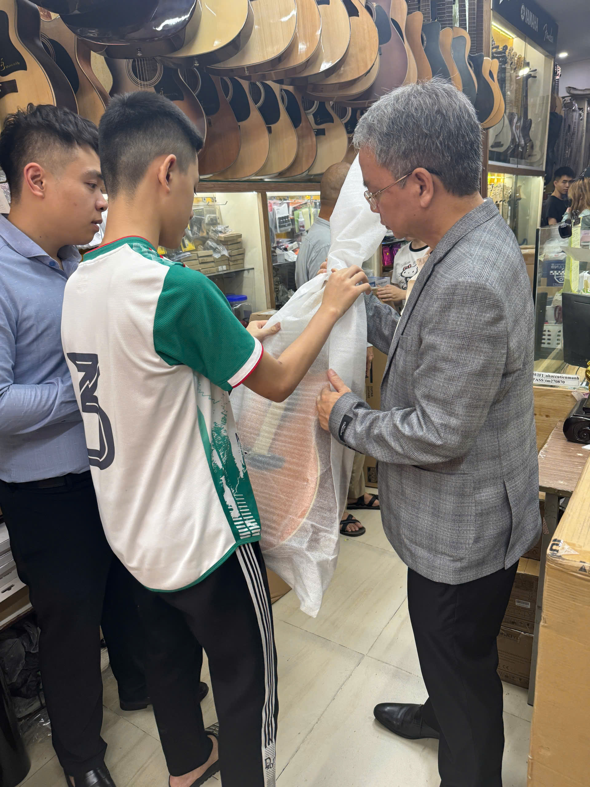 Tham t&aacute;n Đại sứ qu&aacute;n Ấn Độ tới thăm & tặng qu&agrave; c&aacute;c bạn trẻ tự kỷ Trung t&acirc;m T&acirc;m Việt