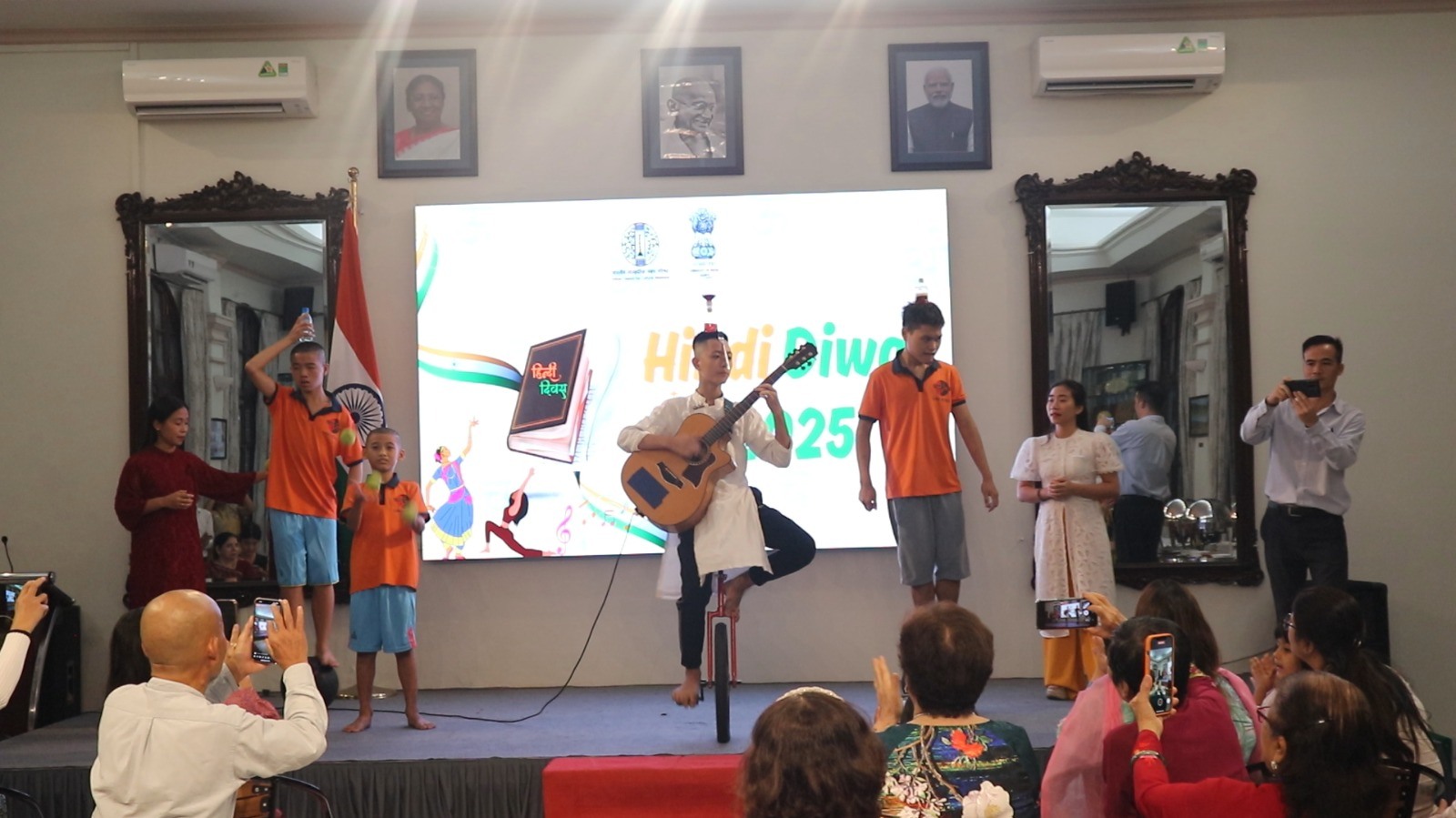 Tuổi 16 Kỳ Diệu của Nguyễn Khắc Hưng: Khi Tinh Thần Hindi Diwas Giao Hòa Với Hồn Phật