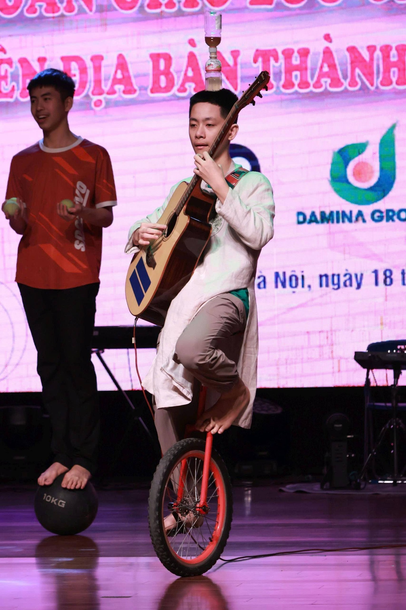 Đa kỷ lục thế giới Guinness Khắc Hưng c&ugrave;ng đo&agrave;n T&acirc;m Việt tỏa s&aacute;ng tại Li&ecirc;n hoan Trẻ em Khuyết tật H&agrave; Nội 2026