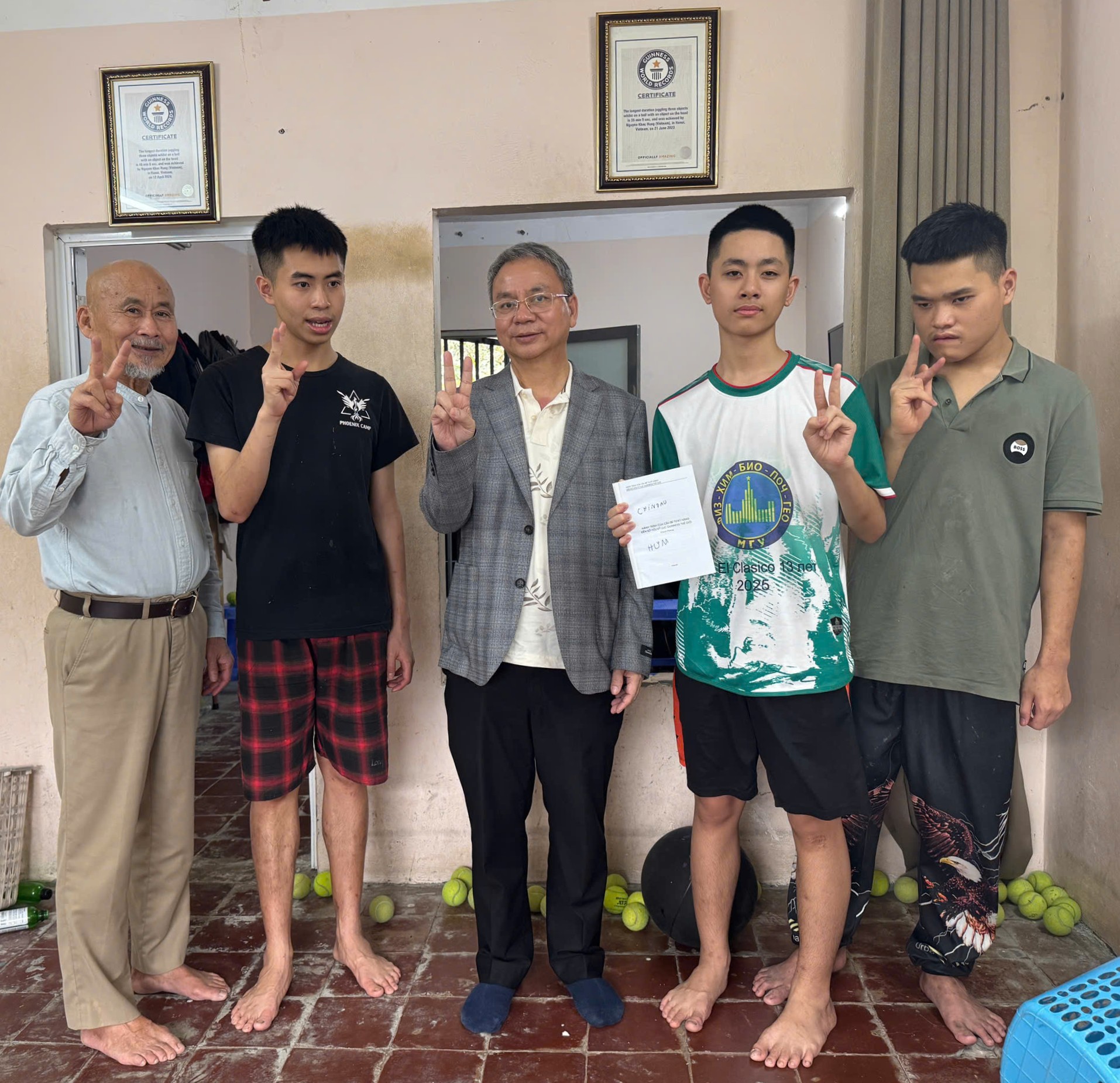 Tham t&aacute;n Đại sứ qu&aacute;n Ấn Độ tới thăm & tặng qu&agrave; c&aacute;c bạn trẻ tự kỷ Trung t&acirc;m T&acirc;m Việt