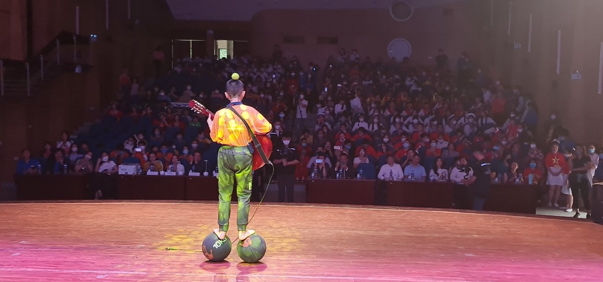 Kỷ lục gia Nguyễn Khắc Hưng biểu diễn khai mạc Liên hoan trẻ khuyết tật tại CUNG THIẾU NHI THỦ ĐÔ HÀ NỘI