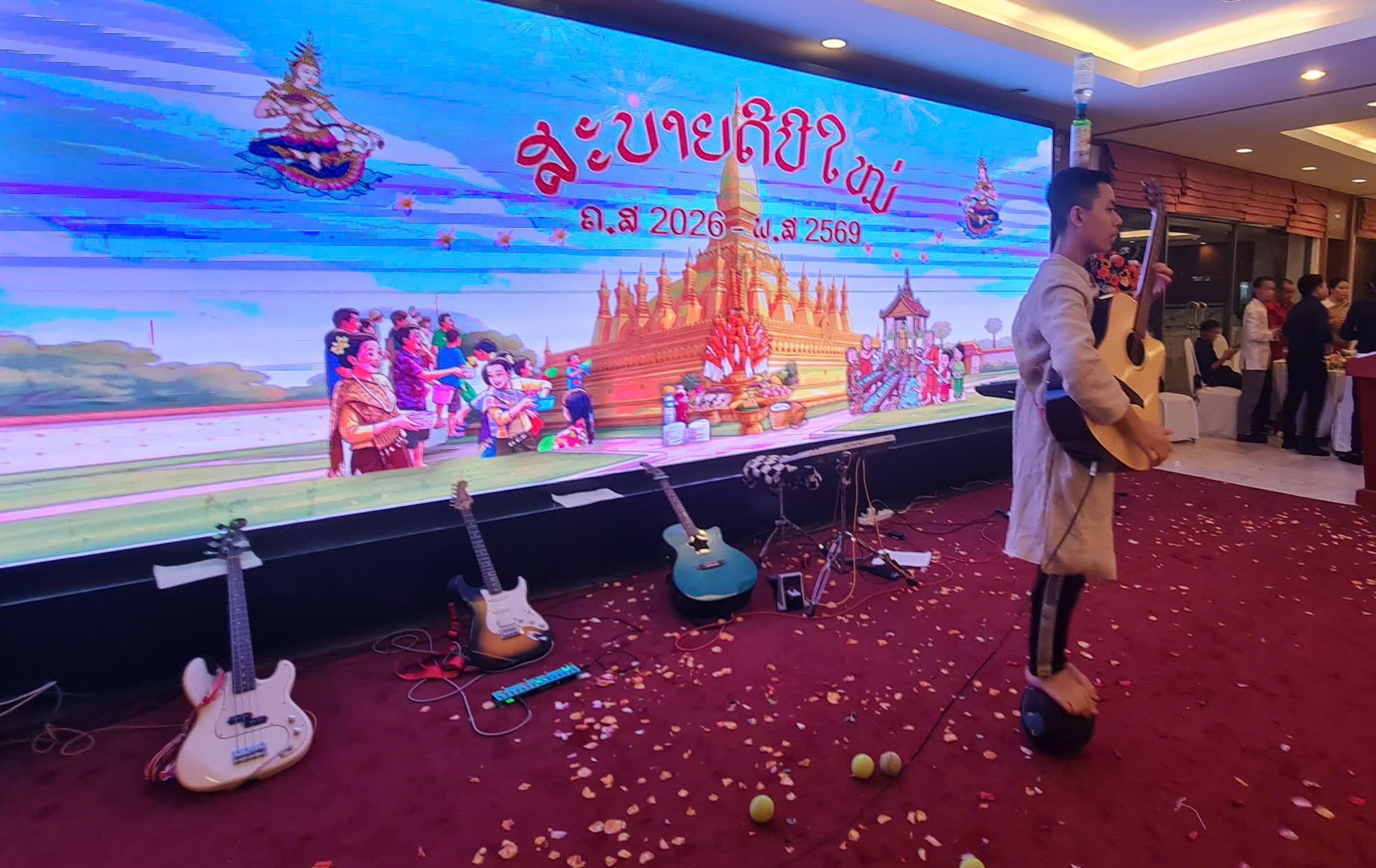 Kỷ lục gia Nguyễn Khắc Hưng tỏa s&aacute;ng tại Lễ đ&oacute;n Tết L&agrave;o Bunpimay