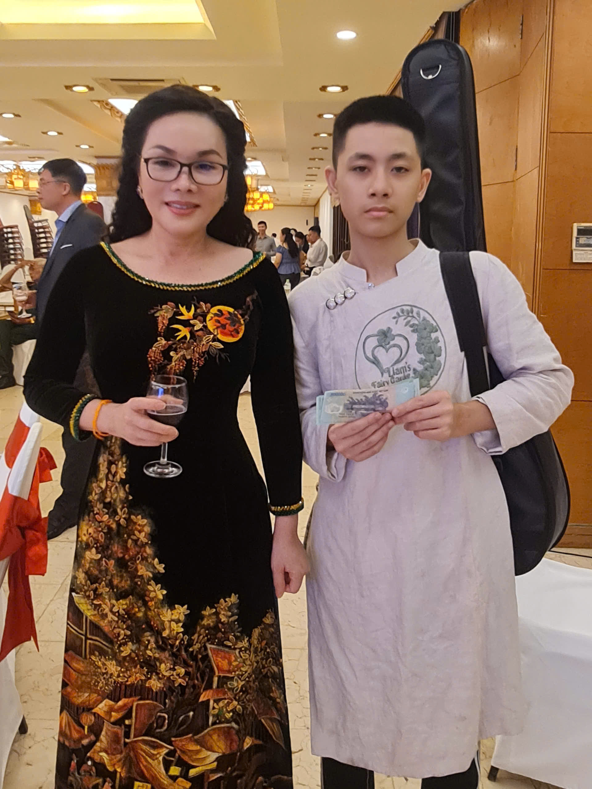 Kỷ lục gia Nguyễn Khắc Hưng tỏa s&aacute;ng tại Lễ đ&oacute;n Tết L&agrave;o Bunpimay