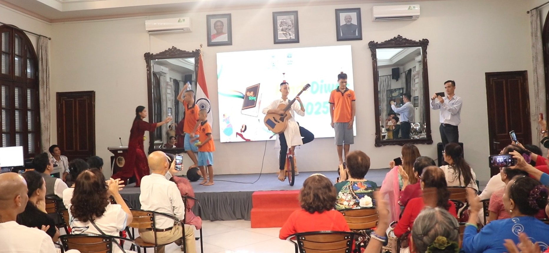 Hindi Diwas 2025 & Sweet Sixteen: Khởi đầu kỳ diệu của Nguyễn Khắc Hưng