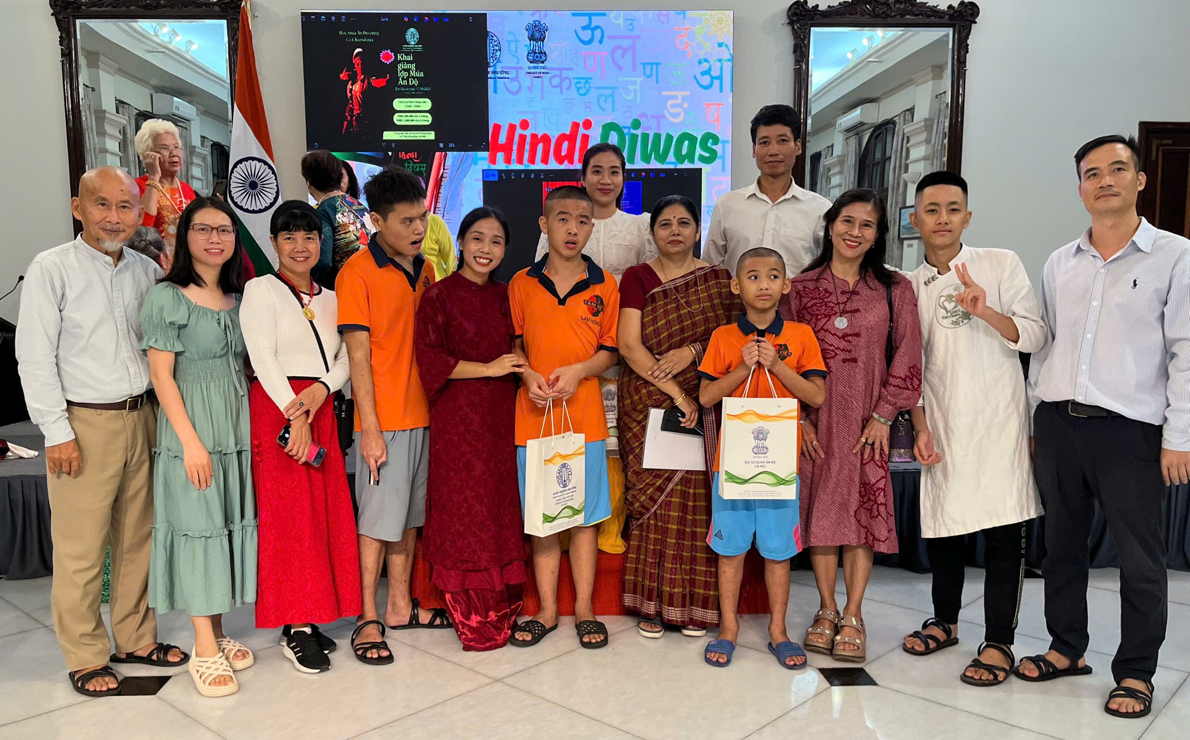 Tuổi 16 Kỳ Diệu của Nguyễn Khắc Hưng: Khi Tinh Thần Hindi Diwas Giao Hòa Với Hồn Phật