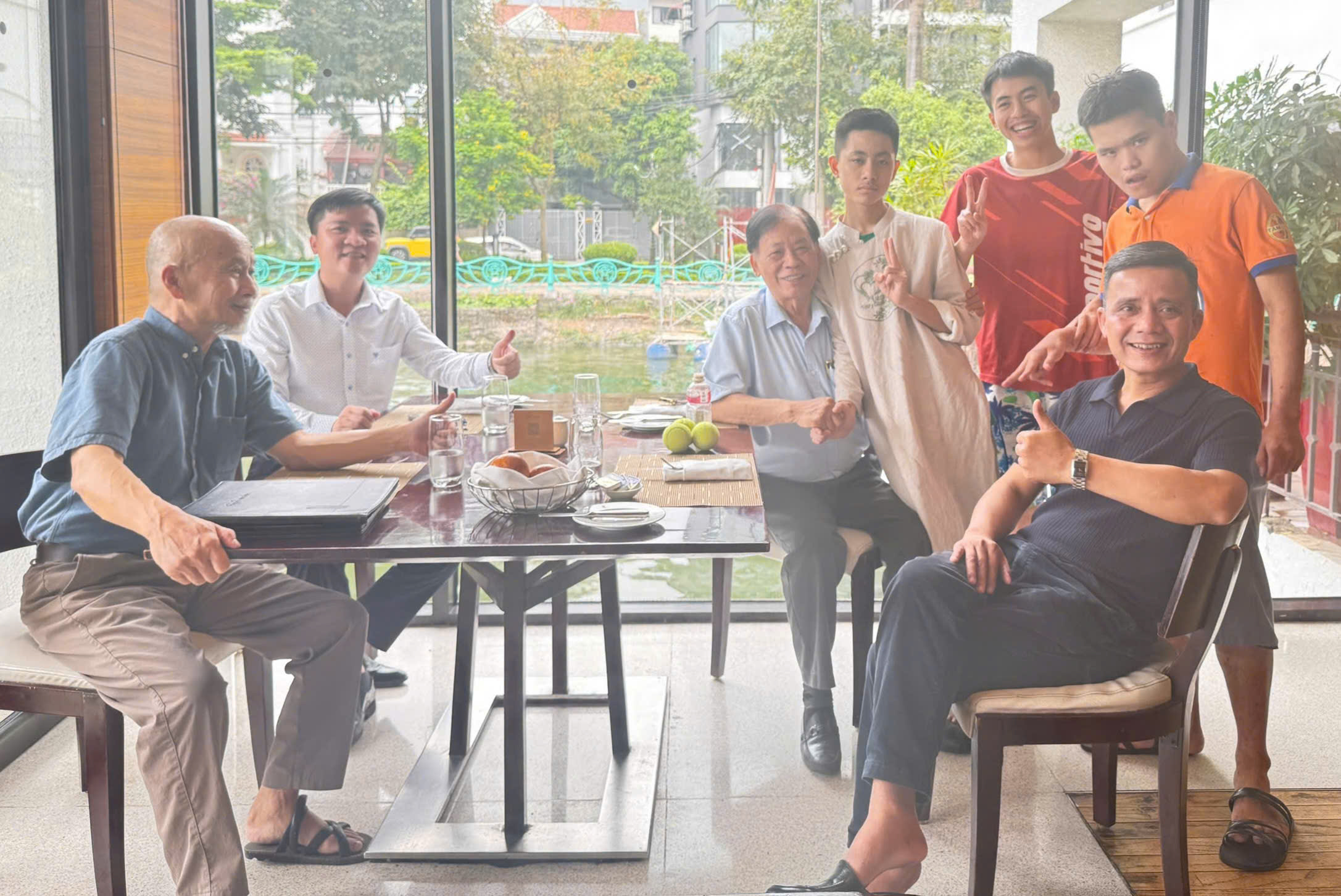 T&acirc;m Việt giao lưu, trao đổi hợp t&aacute;c với Ts Thang Văn Ph&uacute;c, Chủ tịch Hội Kỷ lục gia Việt Nam