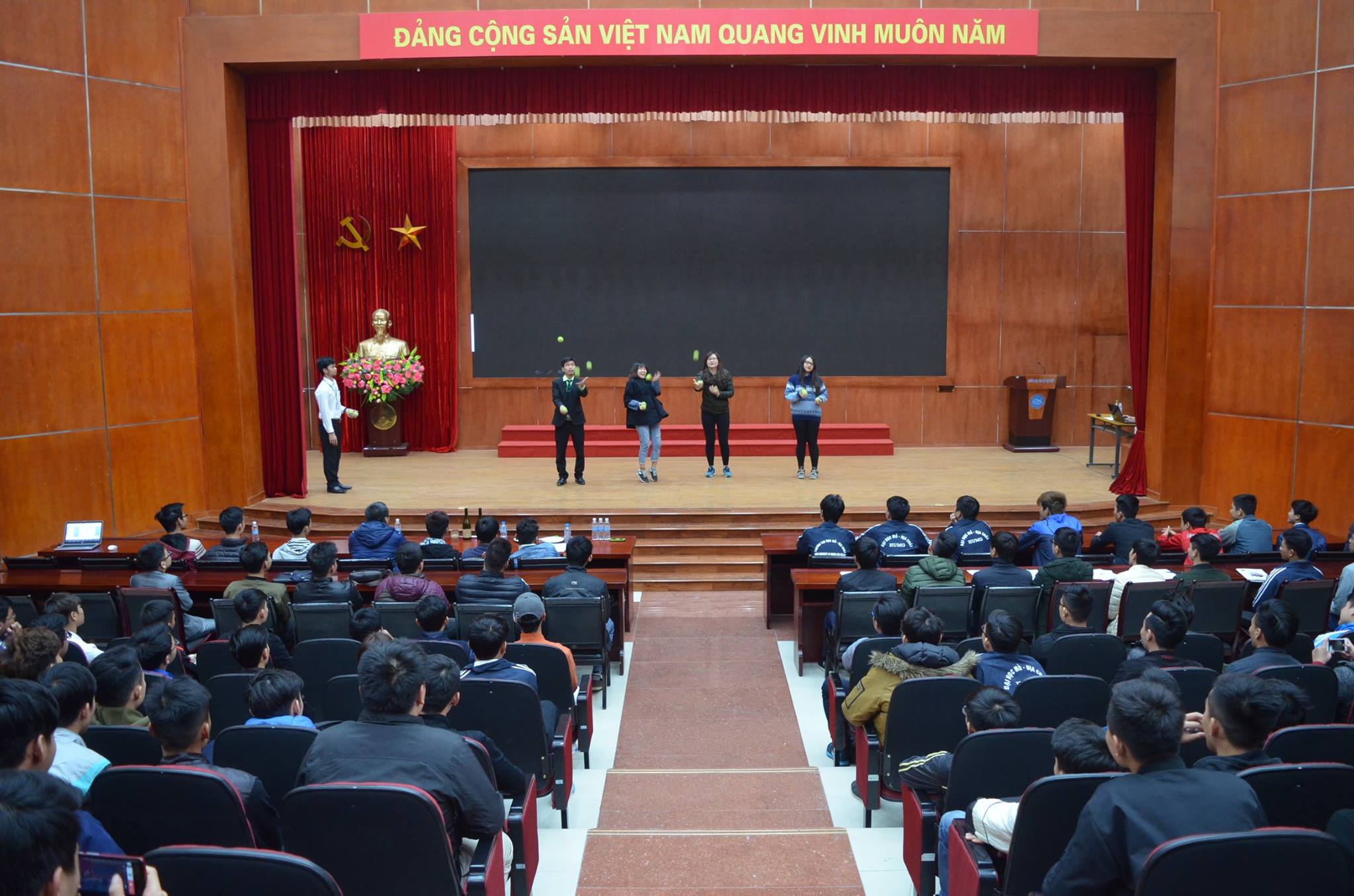 Tầm quan trọng của kỹ năng mềm sinh viên Đại học Mỏ - Địa chất