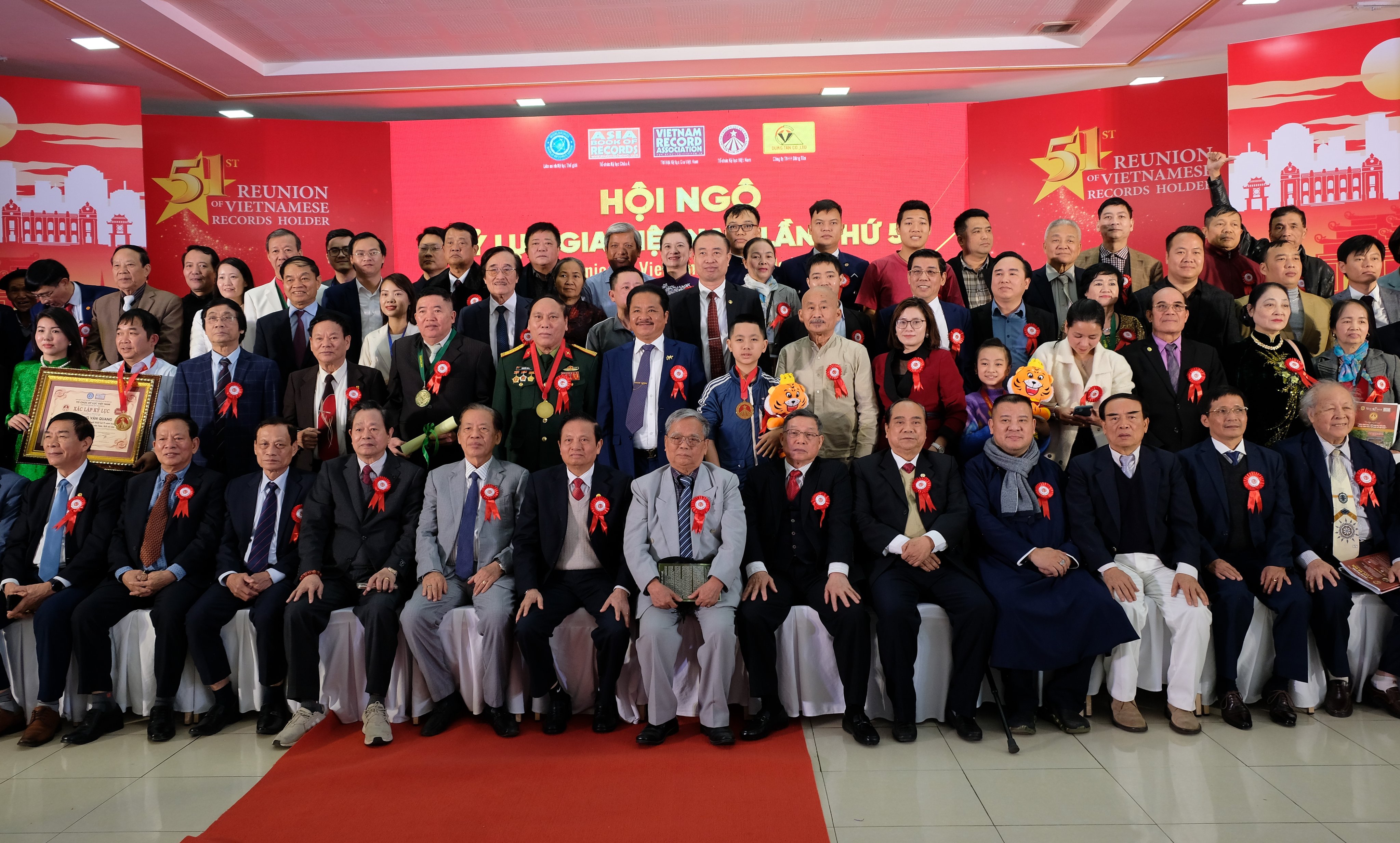 Xác lập Kỷ lục Việt Nam - Kỷ lục gia Nguyễn Khắc Hưng