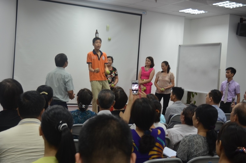 Bé Khôi Nguyên thi tung bóng với học viên