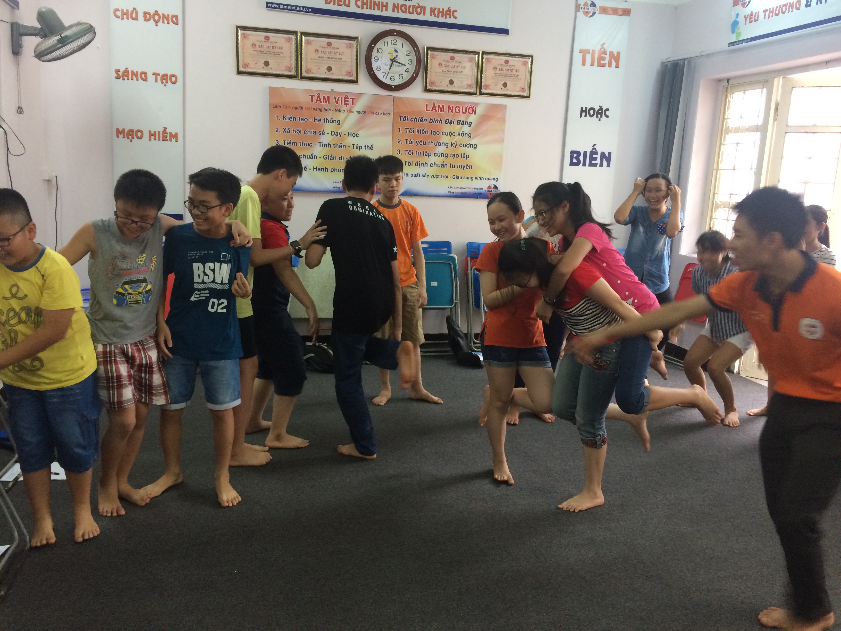  Các bạn chơi trò chơi giải trí 