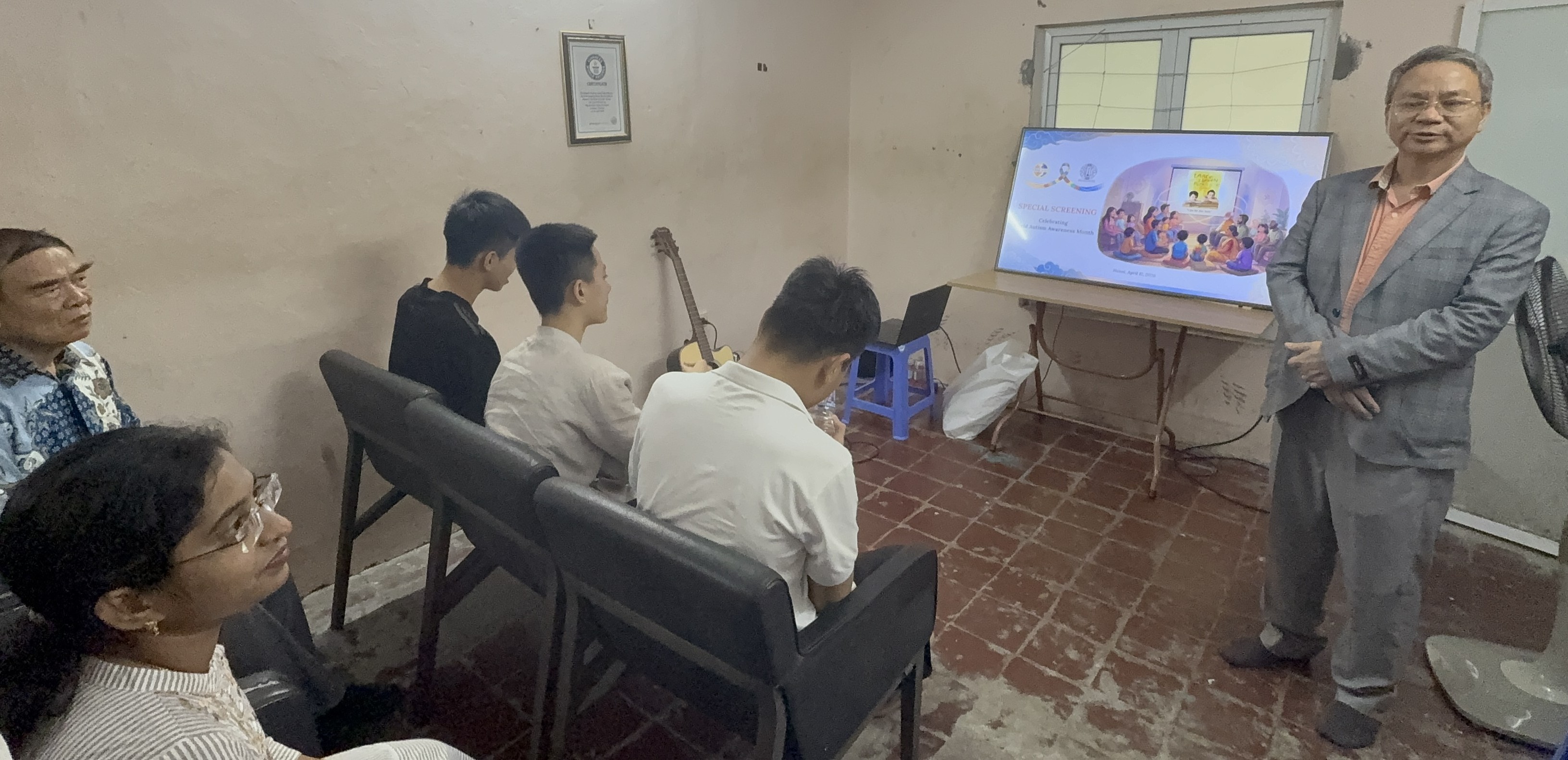 Buổi chiếu phim đặc biệt của ĐSQ Ấn Độ, nh&acirc;n th&aacute;ng thế giới nhận thức về tự kỷ tại T&acirc;m Việt