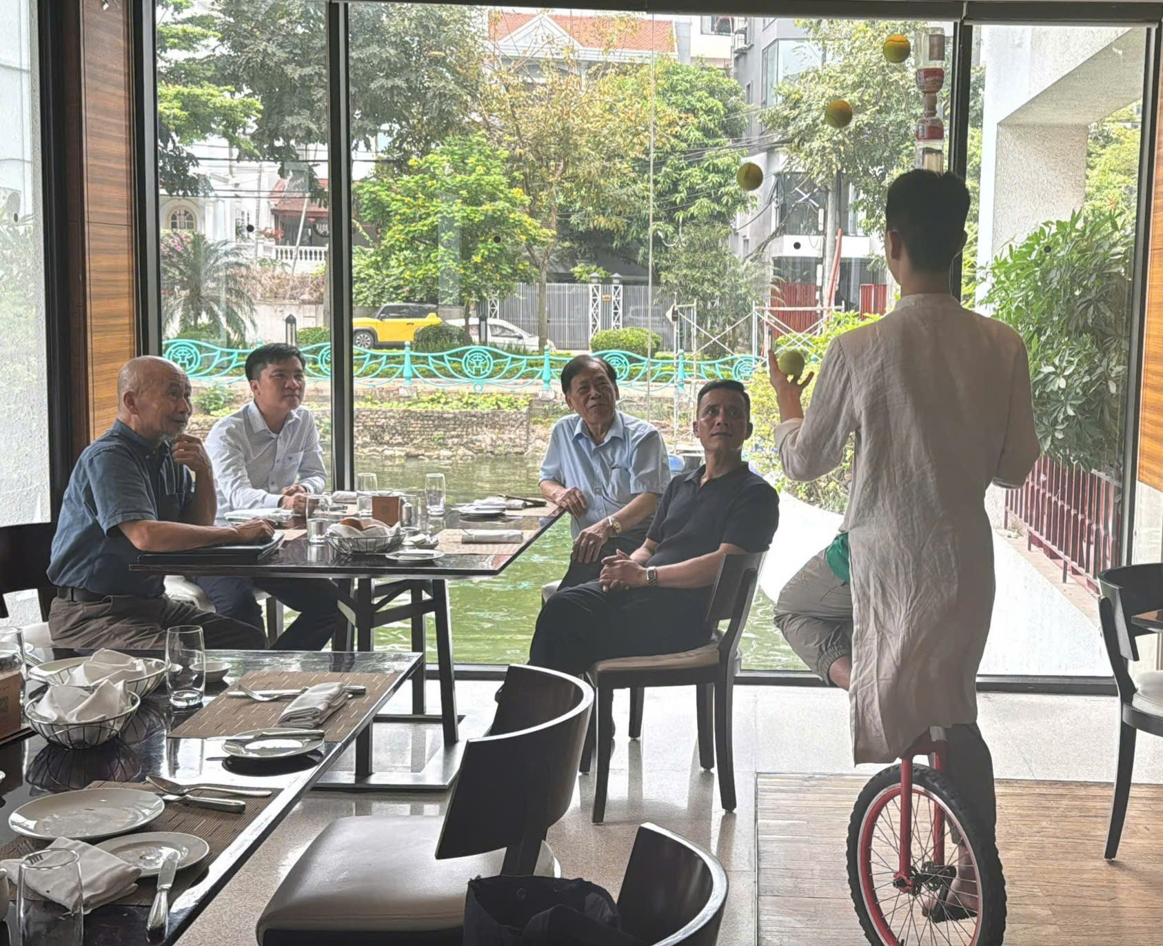 T&acirc;m Việt giao lưu, trao đổi hợp t&aacute;c với Ts Thang Văn Ph&uacute;c, Chủ tịch Hội Kỷ lục gia Việt Nam