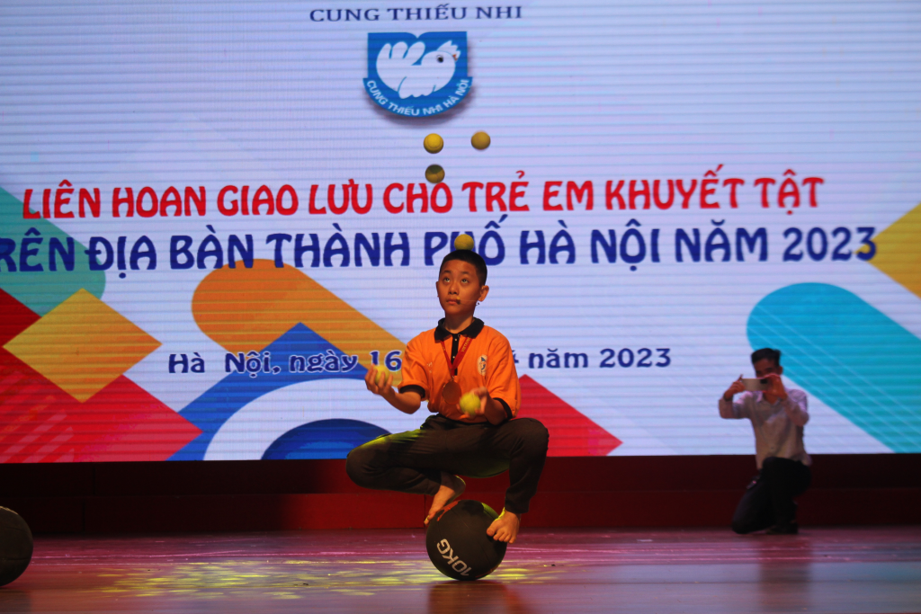 Kỷ lục gia Nguyễn Khắc Hưng biểu diễn khai mạc Liên hoan trẻ khuyết tật tại CUNG THIẾU NHI THỦ ĐÔ HÀ NỘI