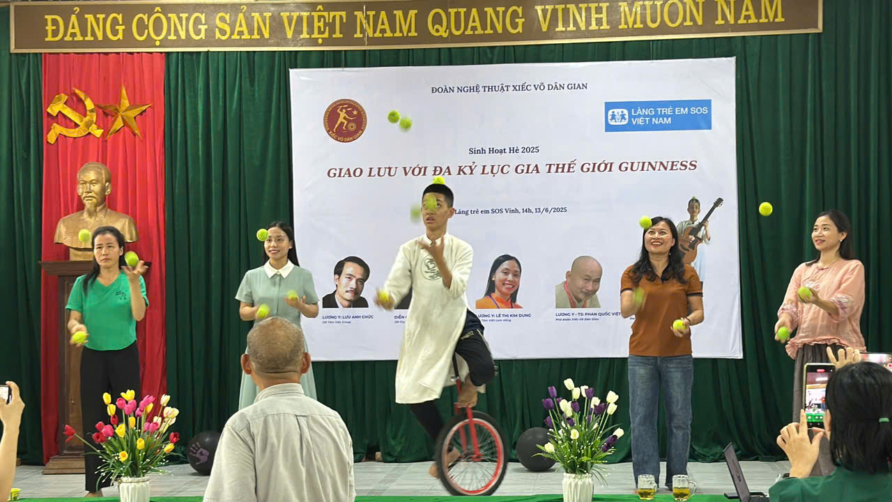 Làng trẻ SOS Vinh - Giao lưu với đa kỷ lục thế giới Guinness